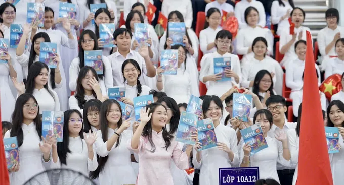 Học sinh Trường THPT Trịnh Ho&agrave;i Đức phấn khởi trong ng&agrave;y khai giảng năm học mới