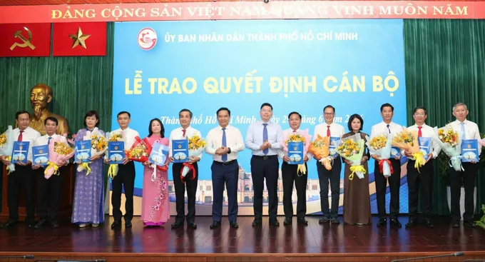 Chủ tịch UBND TPHCM Nguyễn Văn Được, Phó Chủ tịch UBND TPHCM Hoàng Nguyên Dinh trao quyết định và tặng hoa đến các cán bộ. Ảnh: NGÔ BÌNH IMG_1782705752866_1782705824910.jpg