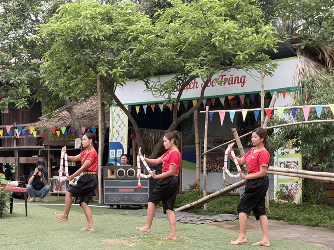 Chủ đề tháng 8 là “Về miền Tây qua nét văn hóa của đồng bào Khmer”. Ảnh: THU LÊ 6b15f9b9-27fe-4d42-a93f-dfc4e89c77bd.jpg