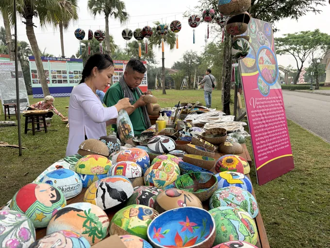 Nhiều trải nghiệm văn hóa được tổ chức tại Làng trong tháng 8. Ảnh: THU LÊ 71cffa67-0e9a-4e77-b2a5-fc4c3d4f2162.jpg