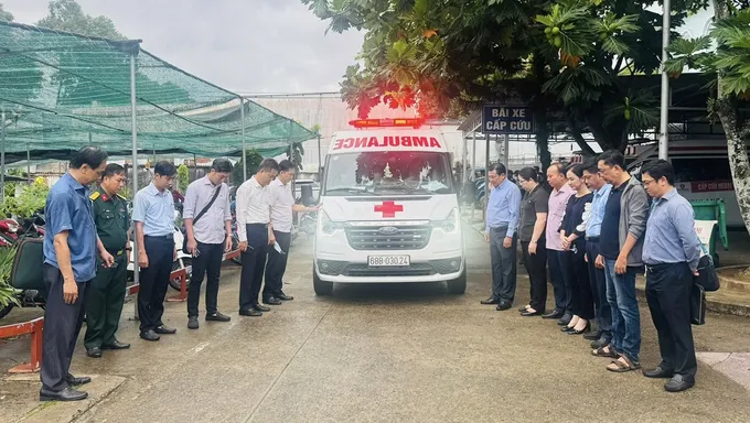 Lãnh đạo chính quyền đặc khu Phú Quốc và các cơ quan liên quan đưa thi thể các nạn nhân tử vong vào đất liền trong sáng 12-7 12.jpg