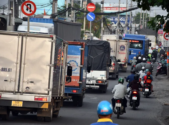 Đường Nguyễn Văn Bứa, đoạn giáp ranh với tỉnh Tây Ninh thường xuyên quá tải, ùn tắc