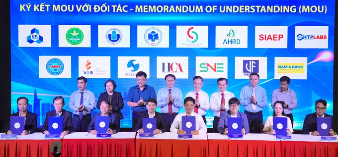 Nghi thức ký kết biên bản ghi nhớ hợp tác giữa sàn với các đối tác. ẢNH QUANG HUY