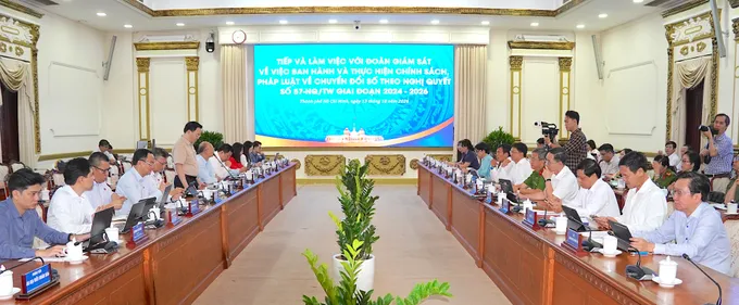 Đoàn Giám sát chuyên đề của Ủy ban KHCN-MT của Quốc hội làm việc với UBND TP. Ảnh: QUANG HUY