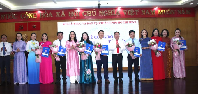 Sở GD-ĐT TPHCM trao các quyết định điều động, bổ nhiệm viên chức quản lý đối với các phòng, ban trực thuộc Sở GD-ĐT và hiệu trưởng các đơn vị trường học