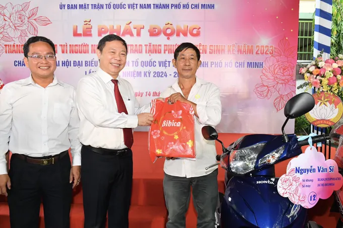 Phó Chủ tịch UBND TPHCM Dương Anh Đức trao phương tiện sinh kế đến người dân khó khăn. Ảnh: VIỆT DŨNG