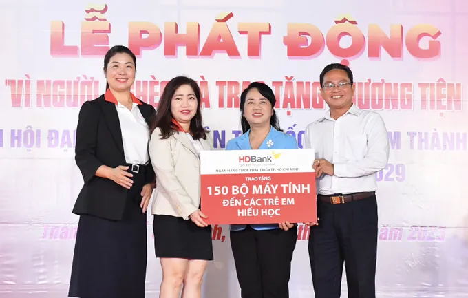Nhà tài trợ trao hỗ trợ 150 máy vi tính cho học sinh hiếu học khó khăn. Ảnh: VIỆT DŨNG
