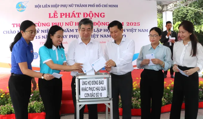 Phó Bí thư Thành ủy, Chủ tịch Ủy ban MTTQ Việt Nam TPHCM Nguyễn Phước Lộc và các đại biểu ủng hộ đồng bào ảnh hưởng bão lũ