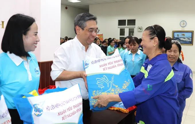 Đồng chí Nguyễn Phước Lộc trao quà tết đến nữ công nhân môi trường đô thị