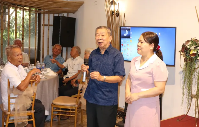 Cựu tù chính trị Côn Đảo chia sẻ kỷ niệm với đồng đội trong ngày họp mặt