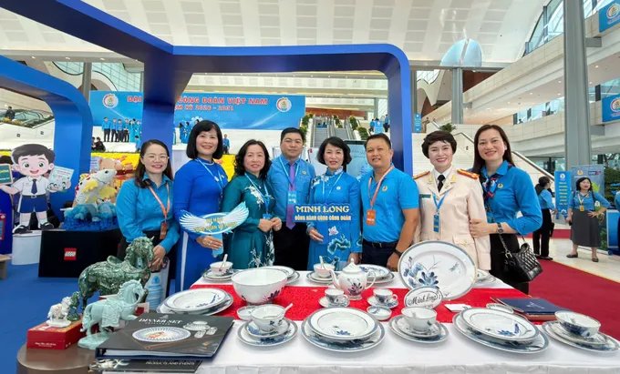 Đại biểu tham quan các gian hàng trưng bày sản phẩm, sáng kiến tiêu biểu của người lao động