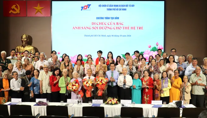 C&aacute;c đại biểu c&ugrave;ng c&aacute;c th&iacute; sinh đạt giải tại hội thi