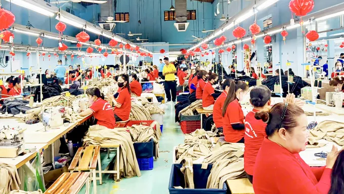 Khu vực chuyền may ở Công ty TNHH May mặc Quang Phát, tại xã Xuân Thới Sơn, TPHCM ẢNH: CHÍ HÙNG #1a.jpg
