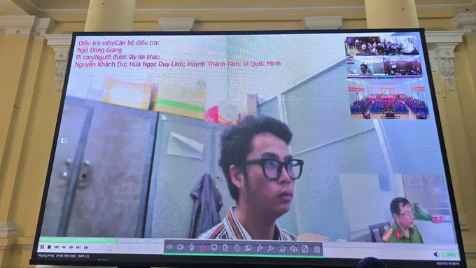 Tại phần tranh luận, VKSND TPHCM trình chiếu video ghi âm ghi hình lời khai của một bị cáo trong vụ án VN10. Ảnh: SONG MAI