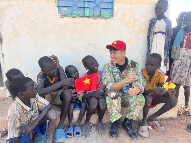 Thượng úy Nguyễn Sỹ Công cùng các em nhỏ ở Nam Sudan