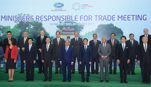 阮春福總理與APEC 21個經濟體貿易部長或代表合影留念。（圖源：互聯網）