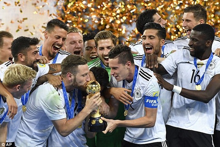 德國隊球員在頒獎儀式上捧盃慶祝。()圖源：AP