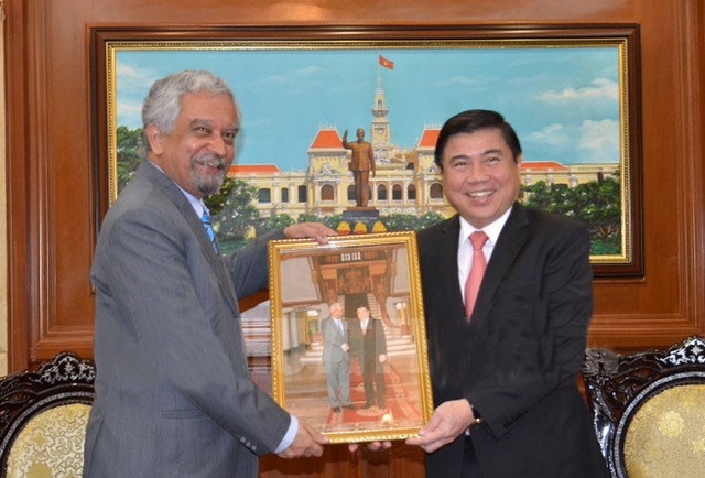 市人委會主席阮成鋒向卡瑪勒閣下贈送紀念品。（圖源：市黨部新聞網）