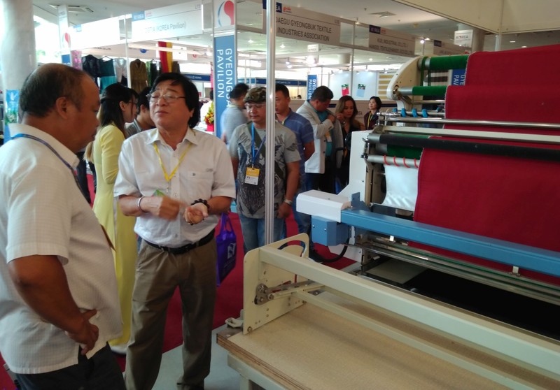 布路奇公司在展覽會展示的先進鋪布機設備。