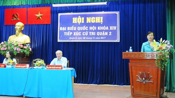 市人民議會主席阮氏決心回答第二郡選民的詢問。（圖源：明峰）