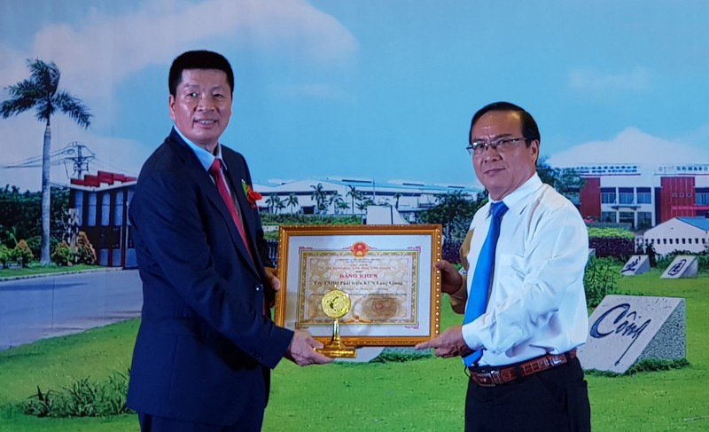 翁明照董事長（左）代表龍江工業園領取前江省的獎狀。
