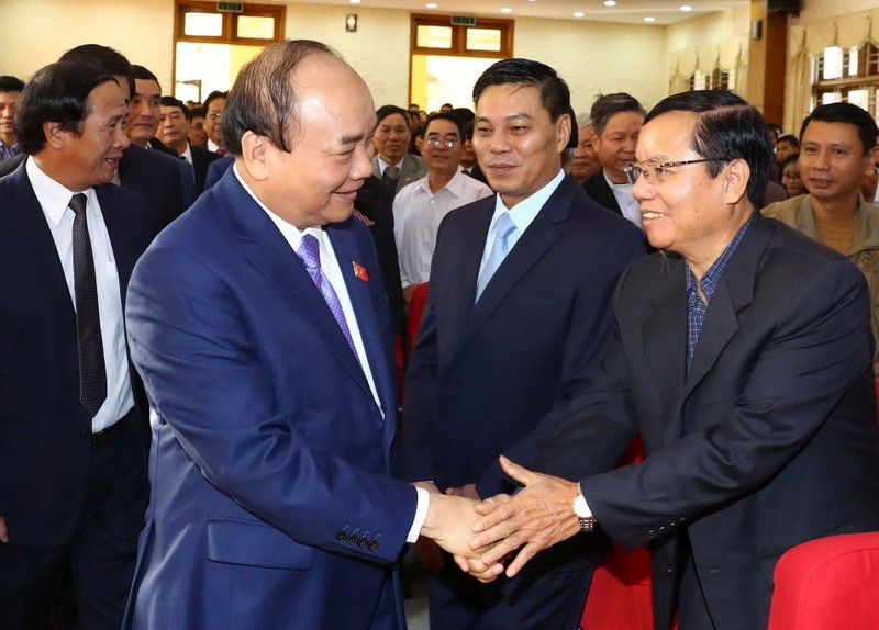 政府總理阮春福(前左)與海防市選民接觸。