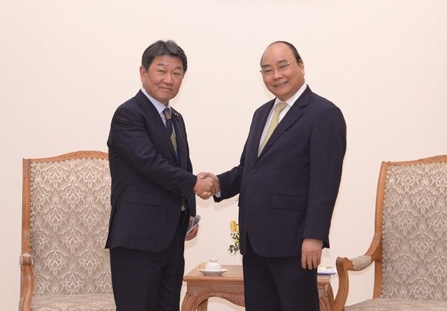 政府總理阮春福(右)接見日本經濟產業大臣兼經濟振興大臣茂木敏充。（圖源：何清江）