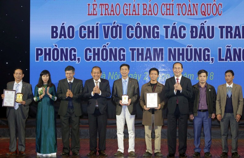 國家主席陳大光向得獎者頒發獎項。（圖源：黎俠）
