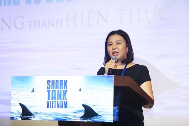 越南Shark Tank計劃生產經理黎杏女士在真人秀電視節目上分享有關創業項目資訊。（圖源：志盛）