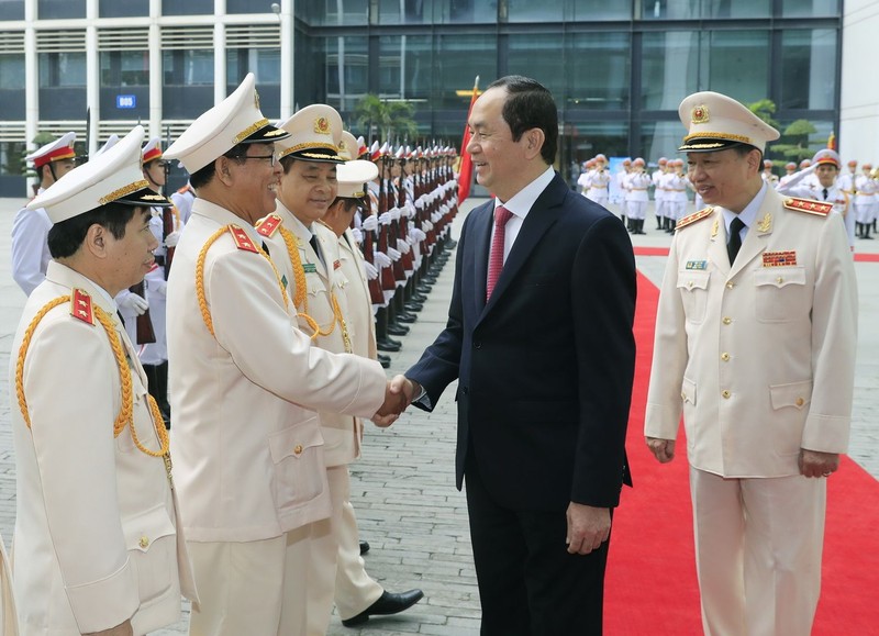 國家主席陳大光親切問候人民公安後勤技術力量高級指揮官。（圖源：越通社）