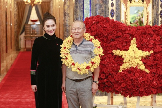為了做好迎接球隊的準備，西貢萬韻酒店已花盡 心思設計出由 1500 朵紅玫瑰造成的國旗。