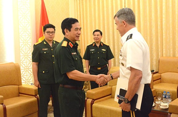 國防部副部長、總參謀長潘文江上將接見美國太平洋司令部副司令布萊恩‧芬頓中將。（圖源：武雄）