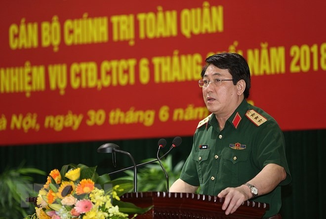 黨中央書記、中央軍委常務委員、越南人民軍總政治部主任梁強上將在會議上發表講話。（圖源：越通社）