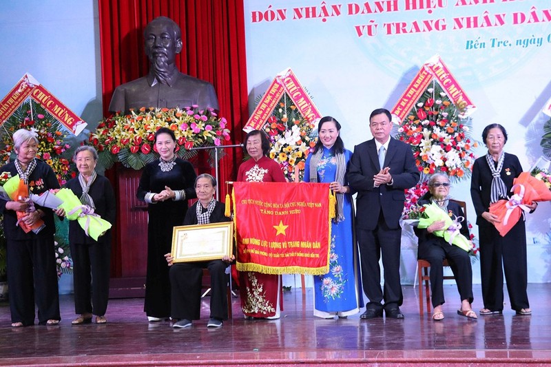國會主席阮氏金銀向檳椥省婦女會授予「人民武裝力量英雄」 稱號。（圖源：光海）