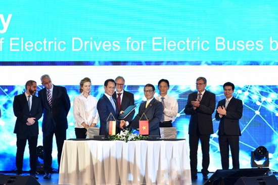 VinFast與越南西門子公司雙方代表簽訂有關電動巴士生產合作協議。