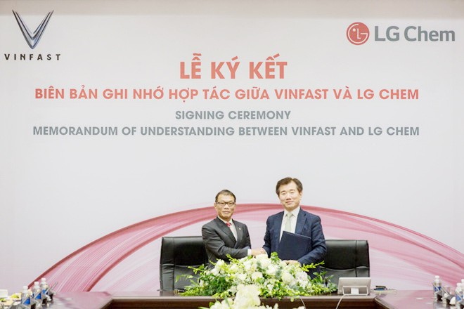 溫納集團副總經理武光惠（左）與LG Chem公司代表簽署電池生產合作備忘錄。（圖源：雅芳）