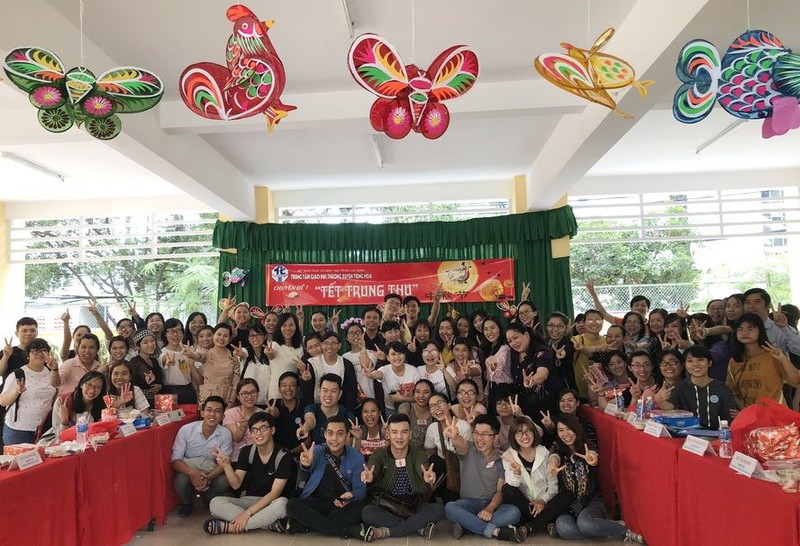 上百名學生參加中秋節專題活動。
