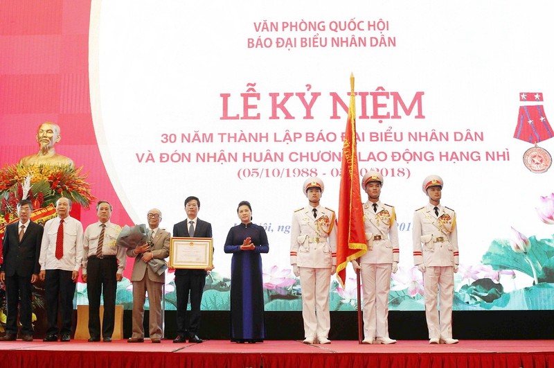 國會主席阮氏金銀出席紀念，並向《人民代表報》頒授二等勞動勳章。（圖源：越通社）