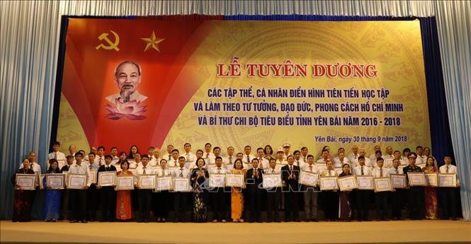 安沛省人委會向在學習與傚法胡伯伯榜樣運動中具代表性的60集體與128名黨支書頒贈紀念章及獎狀。（圖源：越通社）