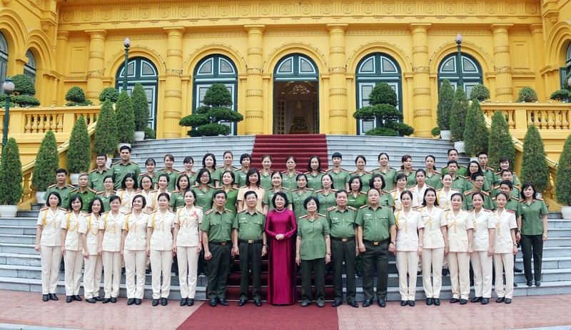 國家代主席鄧氏玉盛（中）同榮獲“2017年公安婦女模範”的人民公安幹部、戰士代表團在主席府前合影留念。（圖源：文令）