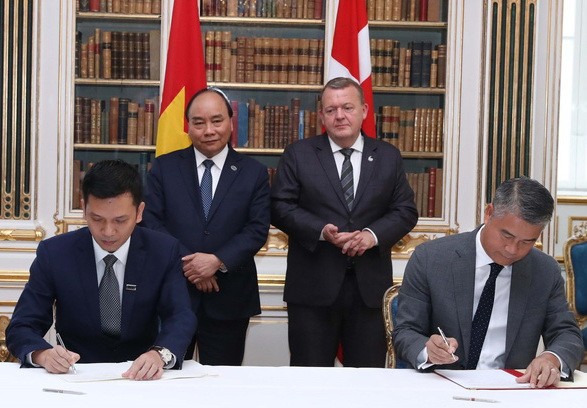 政府總理阮春福與丹麥首相拉爾斯‧勒克‧拉斯穆森見證兩國合作文件簽署儀式。（圖源：越通社）