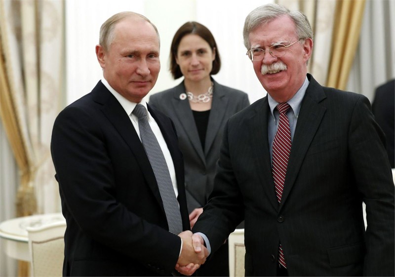 俄總統普京（左）在克宮會見博爾頓。（圖源：AFP）