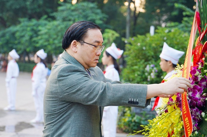 河內市市委書記黃忠海同志在芝陵花園的列寧塑像前敬獻鮮花。（圖源：秀玲）