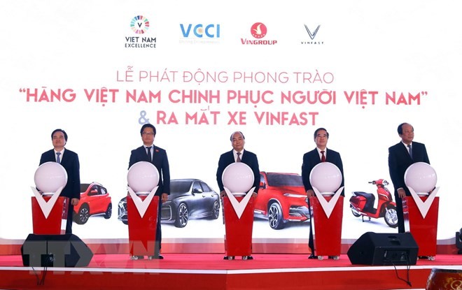 阮春福總理（中）出席 VinFast 轎車發佈儀式並發起“國人征服國貨”運動。（圖源：越通社）