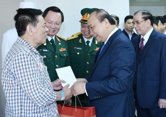 阮春福總理看望108中央軍隊醫院的病人。（圖源：VOV）