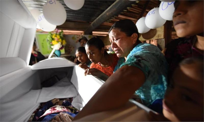 12月8日於邊境拘留所中死亡的女孩，遺體被送回了瓜地馬拉家鄉。 （圖源：AFP）