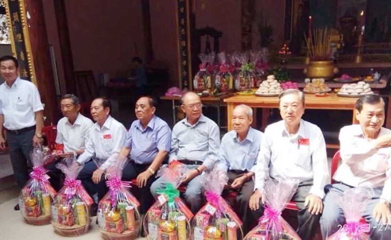 鄭氏宗祠共向25位長者贈送敬老禮物，每份價值約40萬元。