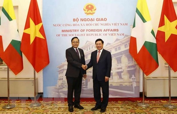 外交部長范平明（右）與緬甸國際合作部長吳覺丁會面時握手。（圖源：越通社）