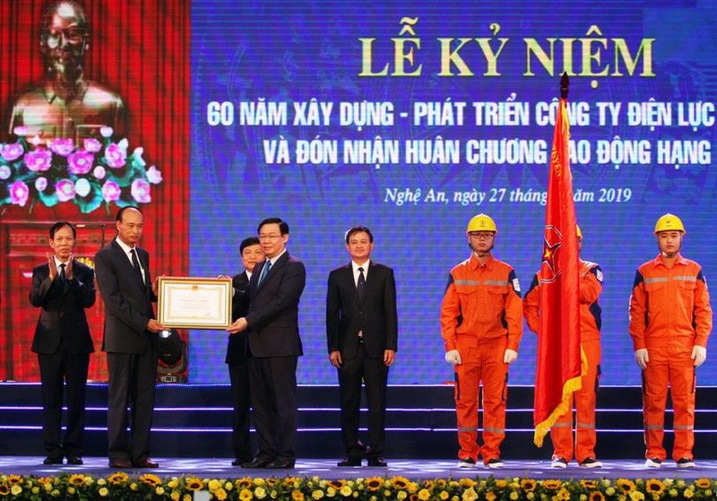 政府副總理王廷惠（前右）向乂安電力公司代表授予二等勞動勳章。（圖源：VGP）