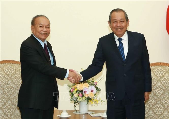 政府常務副總理張和平(右)接見柬埔寨禮儀與宗教部大臣亨柴。（圖源：越通社）